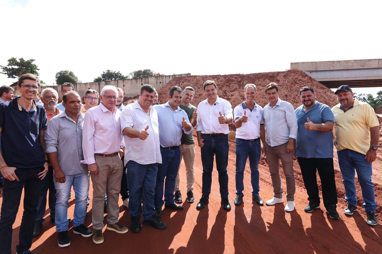 homens na obra do viaduto de Iporã
