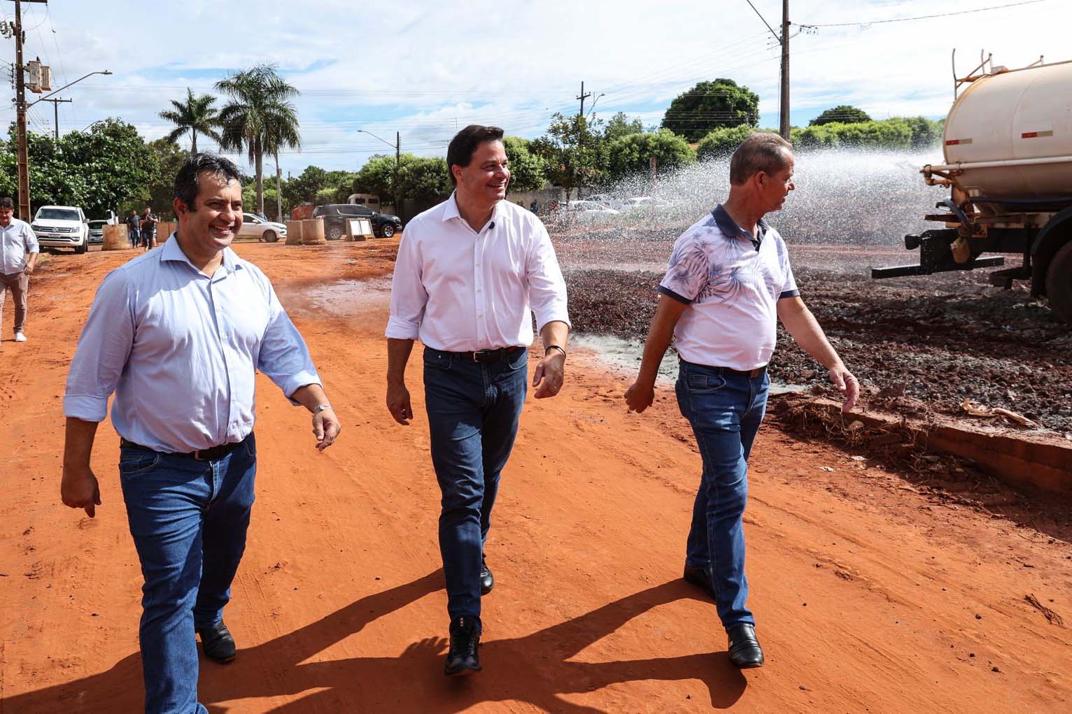 homens na obra do viaduto de Iporã