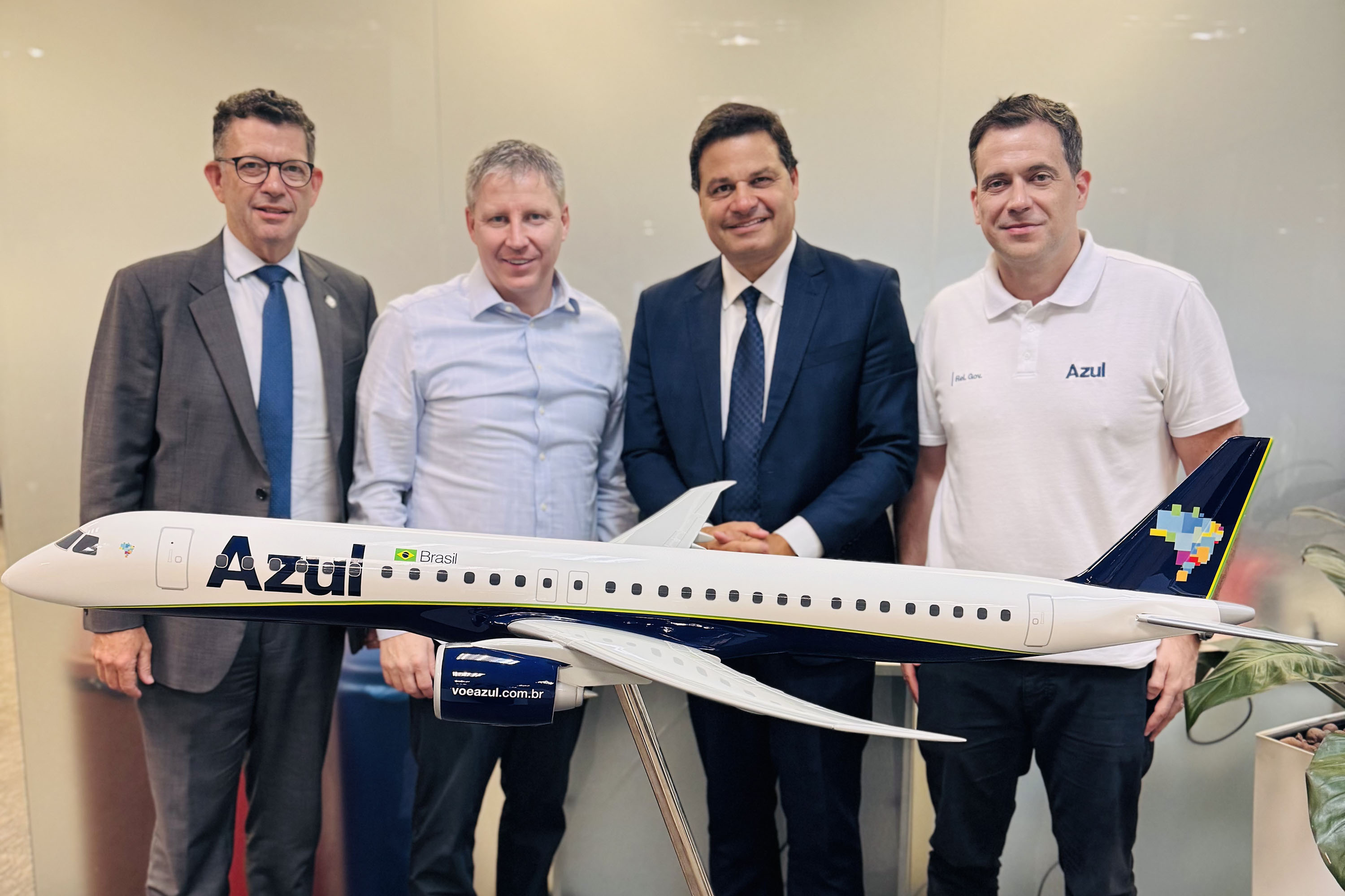 o secretário estadual de Infraestrutura e Logística, Sandro Alex, e o diretor-presidente da Invest Paraná, Eduardo Bekin, reunidos com a diretoria da Azul Linhas Aéreas