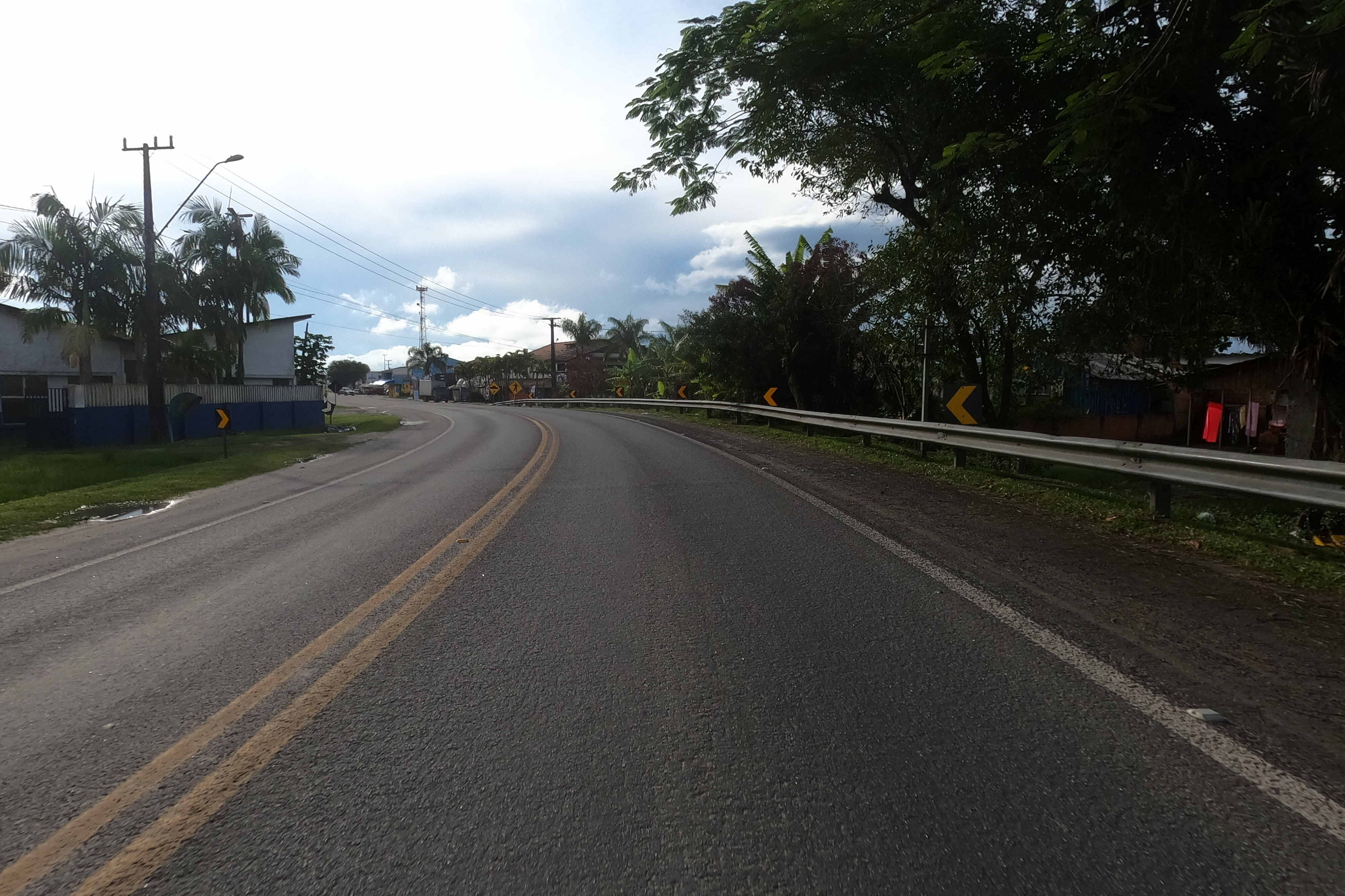 Atual estrada entre Matinhos e Pontal do Paraná