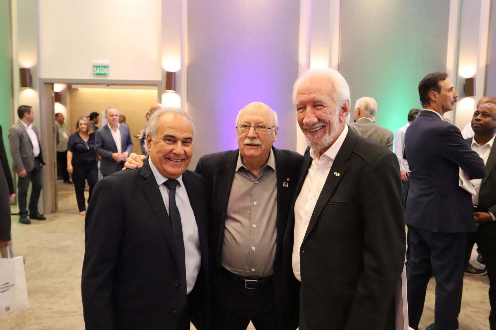 homens posando para a foto