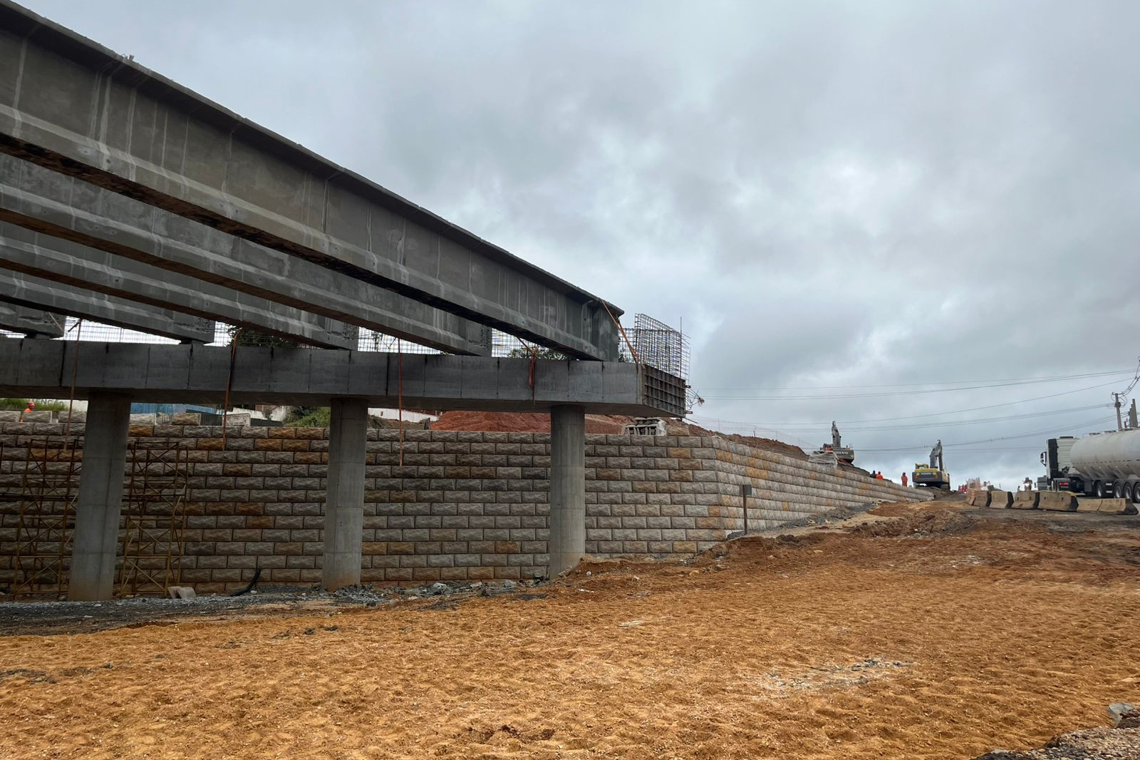 obras de duplicação em concreto da Rodovia dos Minérios
