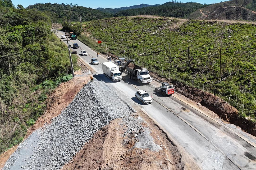 Obra emergencial em rodovia de Rio Branco do Sul