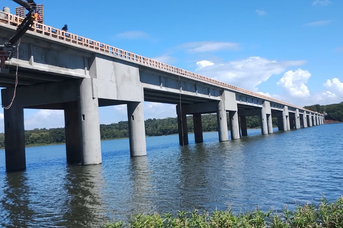 Obras na ponte entre Sertaneja e o município paulista de Assis