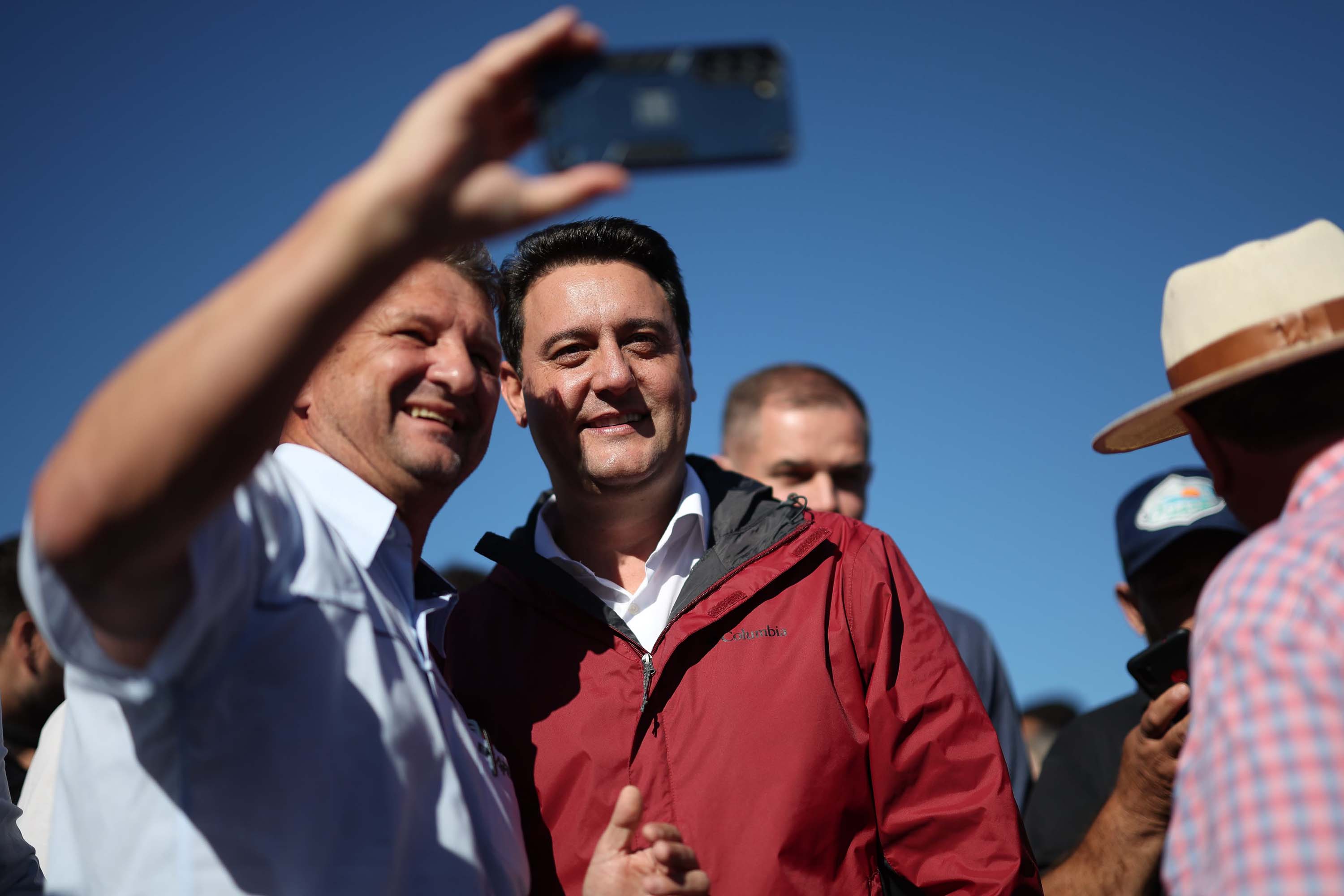 Governador, Ratinho Júnior, posando para foto