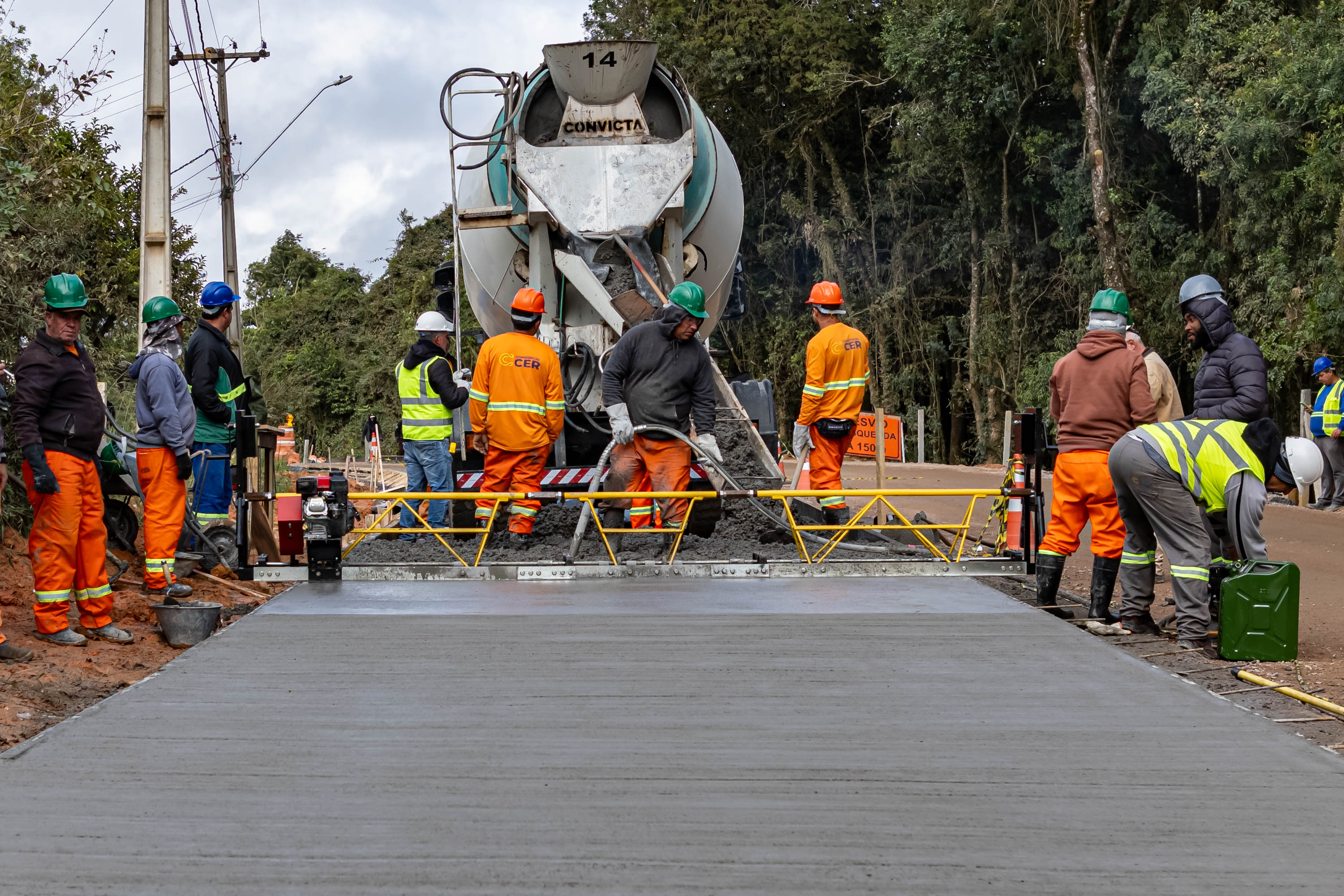 obra em rodovia de concreto