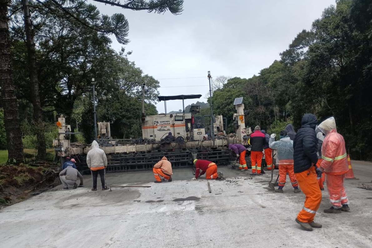 Obras de Concretagem da rodovia entre Clevelândia e Pato Branco