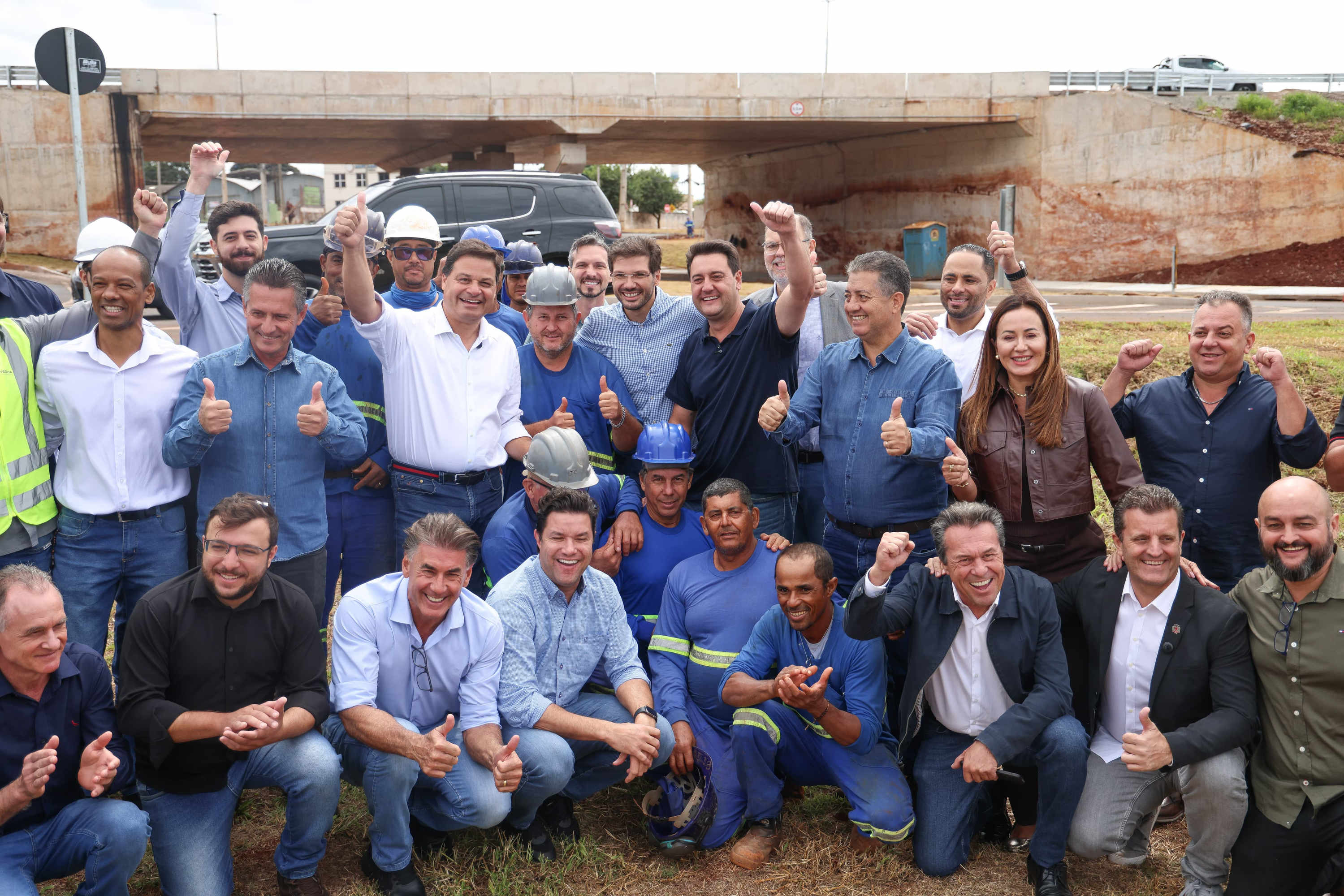 PESSOAS POSANDO PARA A FOTO COMEMORANDO A PAVIMENTAÇÃO