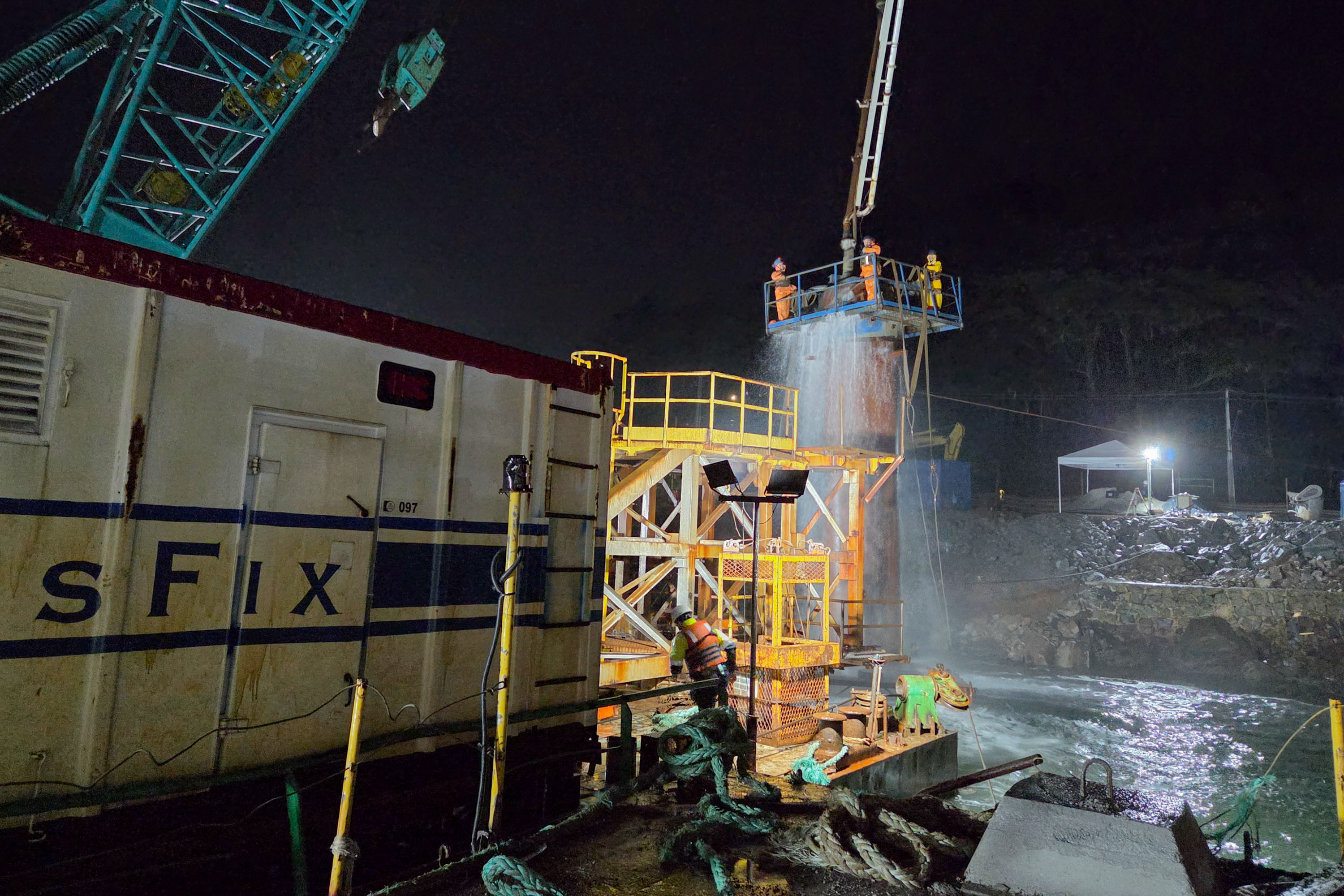 Obras noturnas na Ponte de Guaratuba