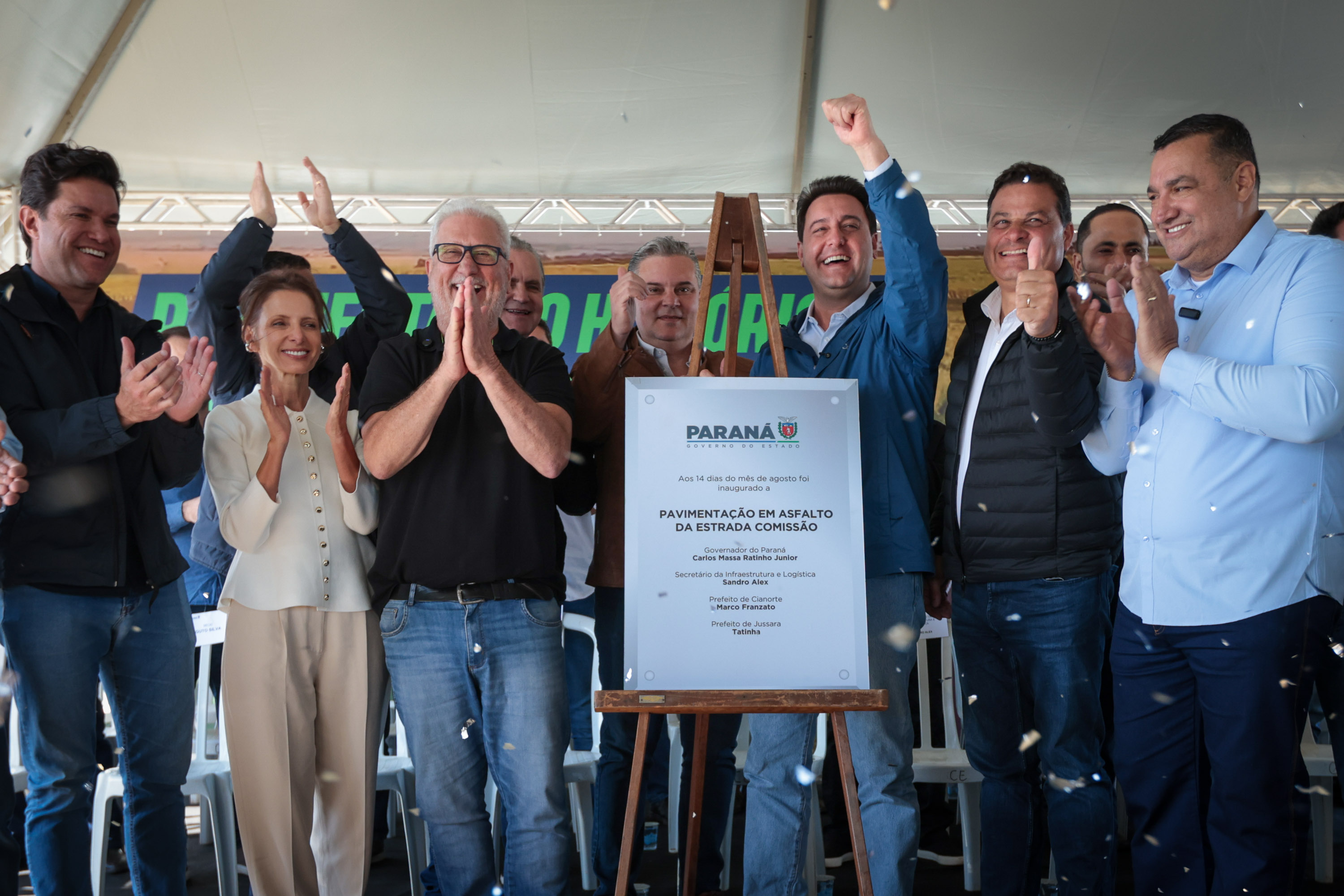 pessoas comemorando a pavimentação que liga distrito de Cianorte a Jussara
