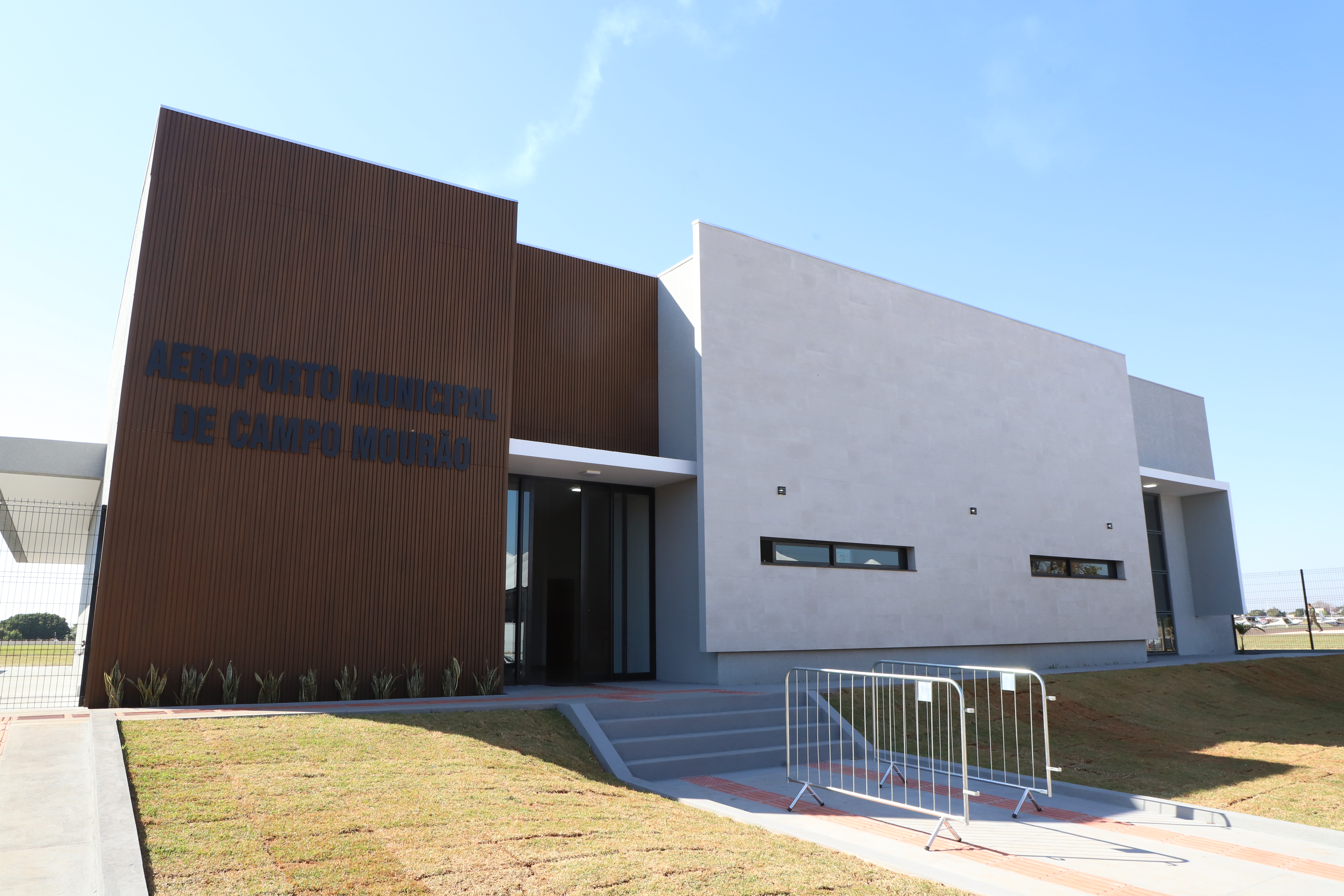 Fachada do aeroporto de Campo Mourão