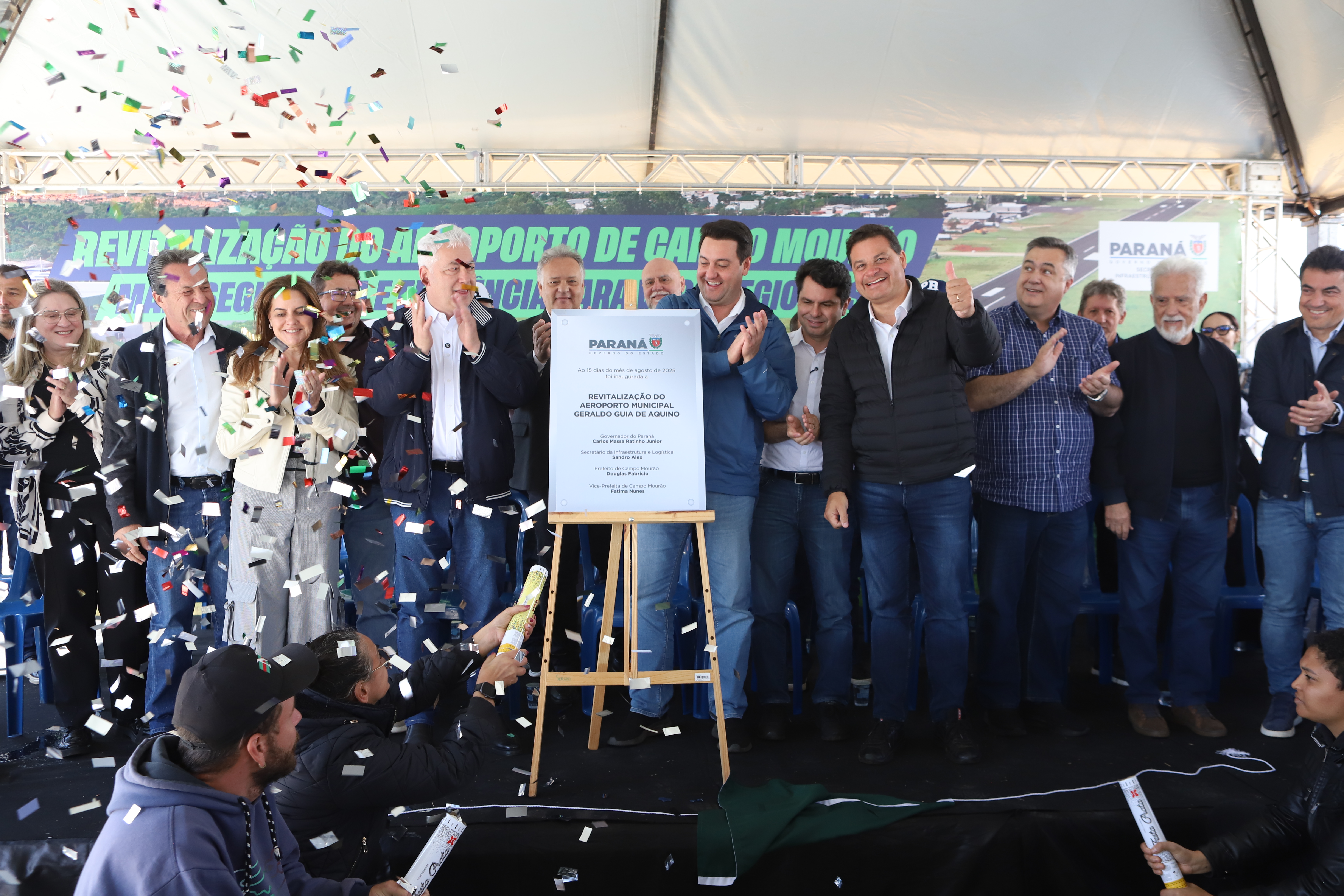 Pessoas na inauguração da nova pista do aeroporto de Campo Mourão
