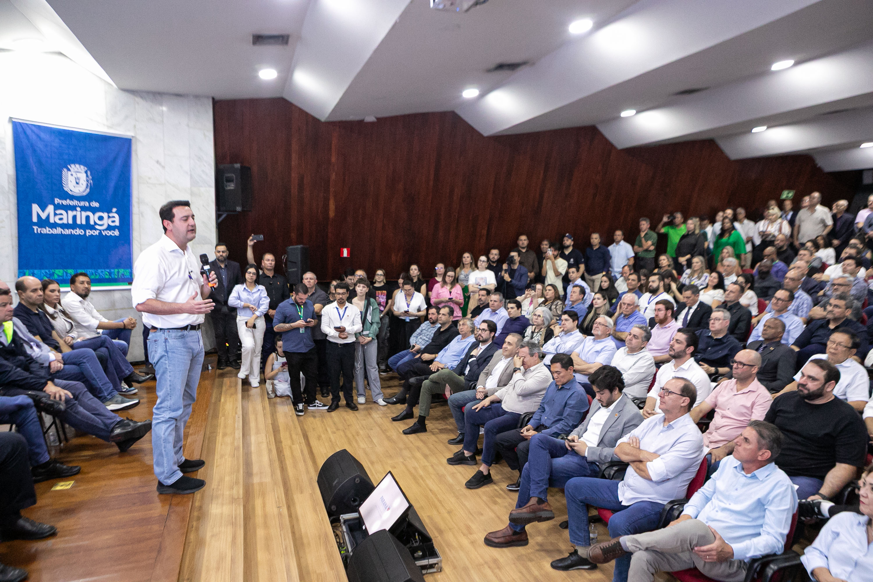 Governado falando ao microfone