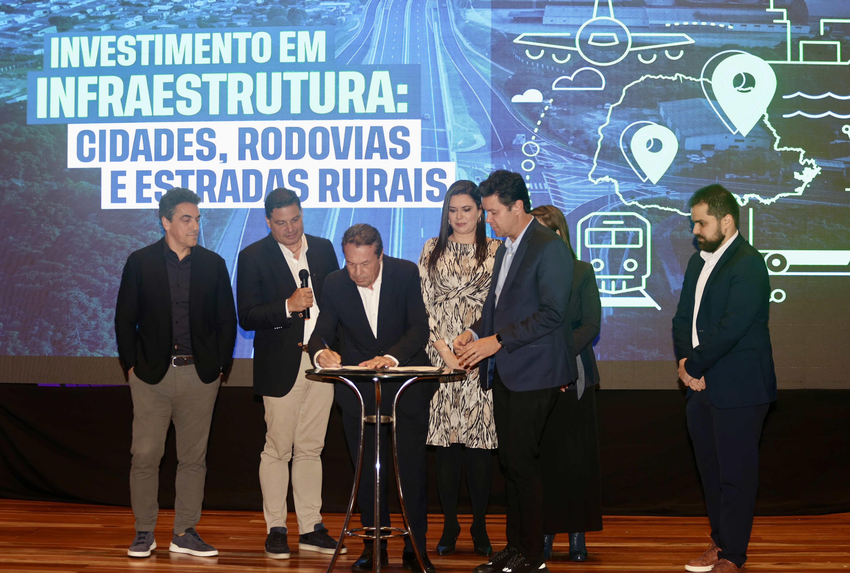 pessoa assinando papel de liberação de recursos