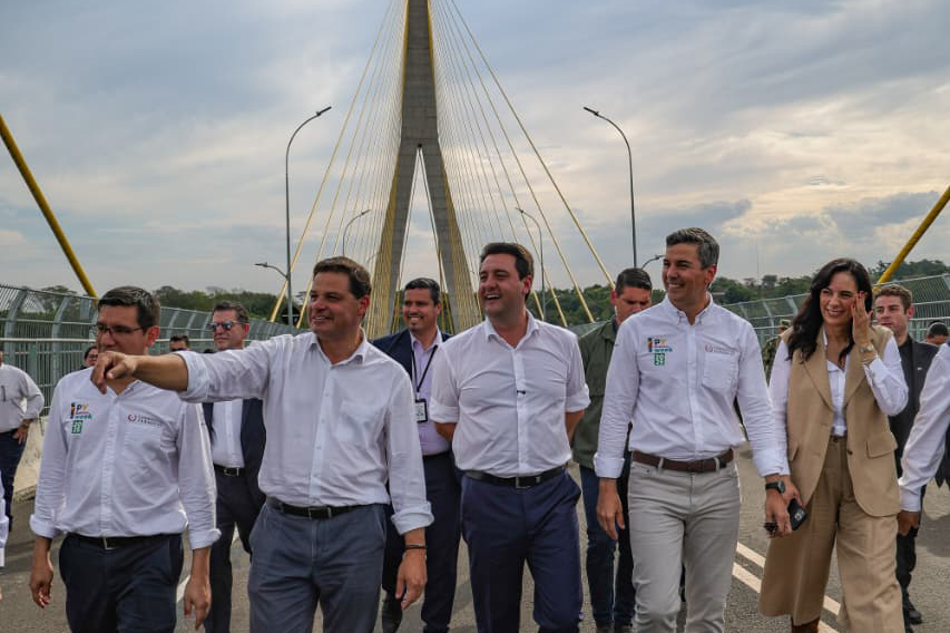 Pessoas andando pela Ponte da Integração