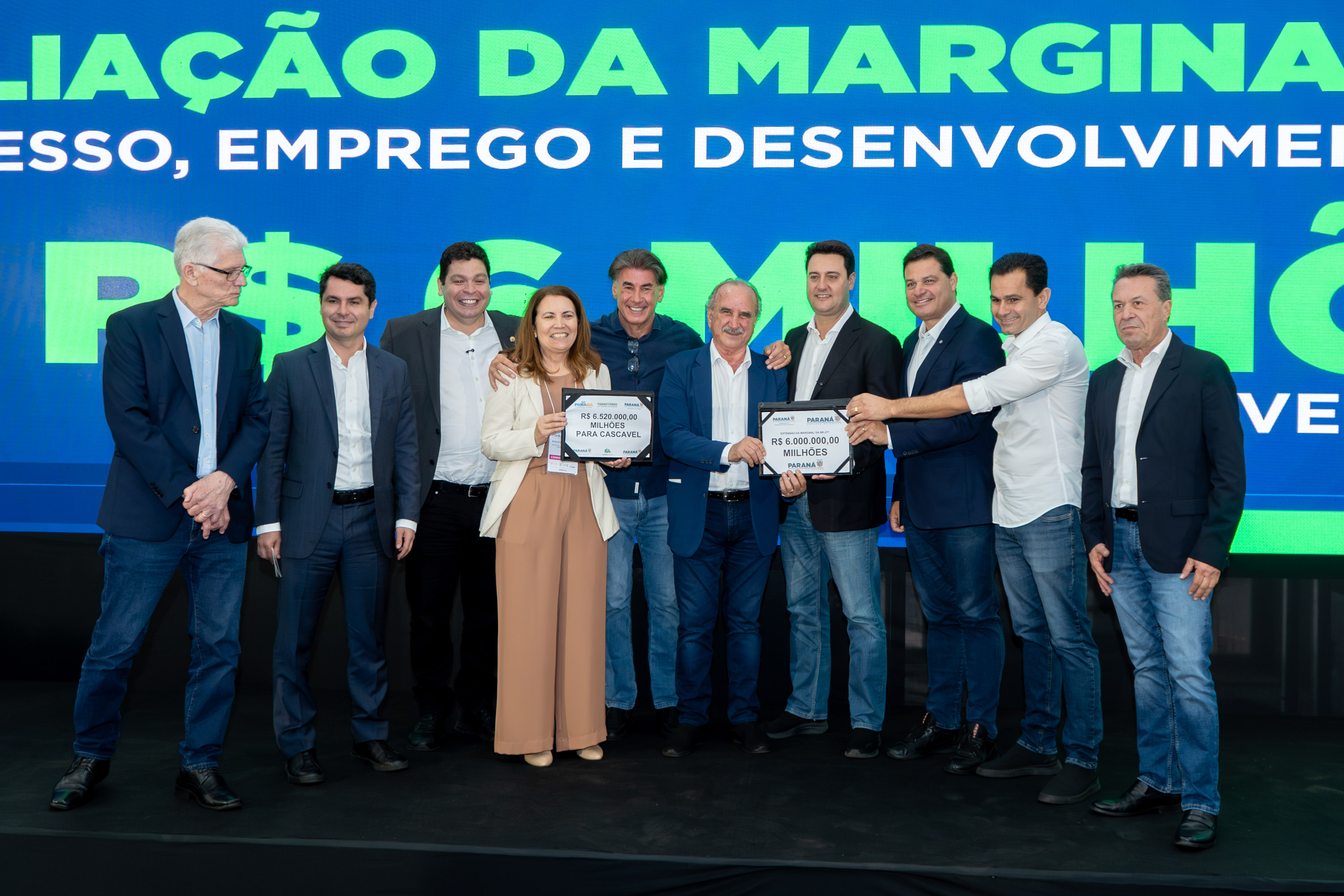 pessoas posando para foto no palco