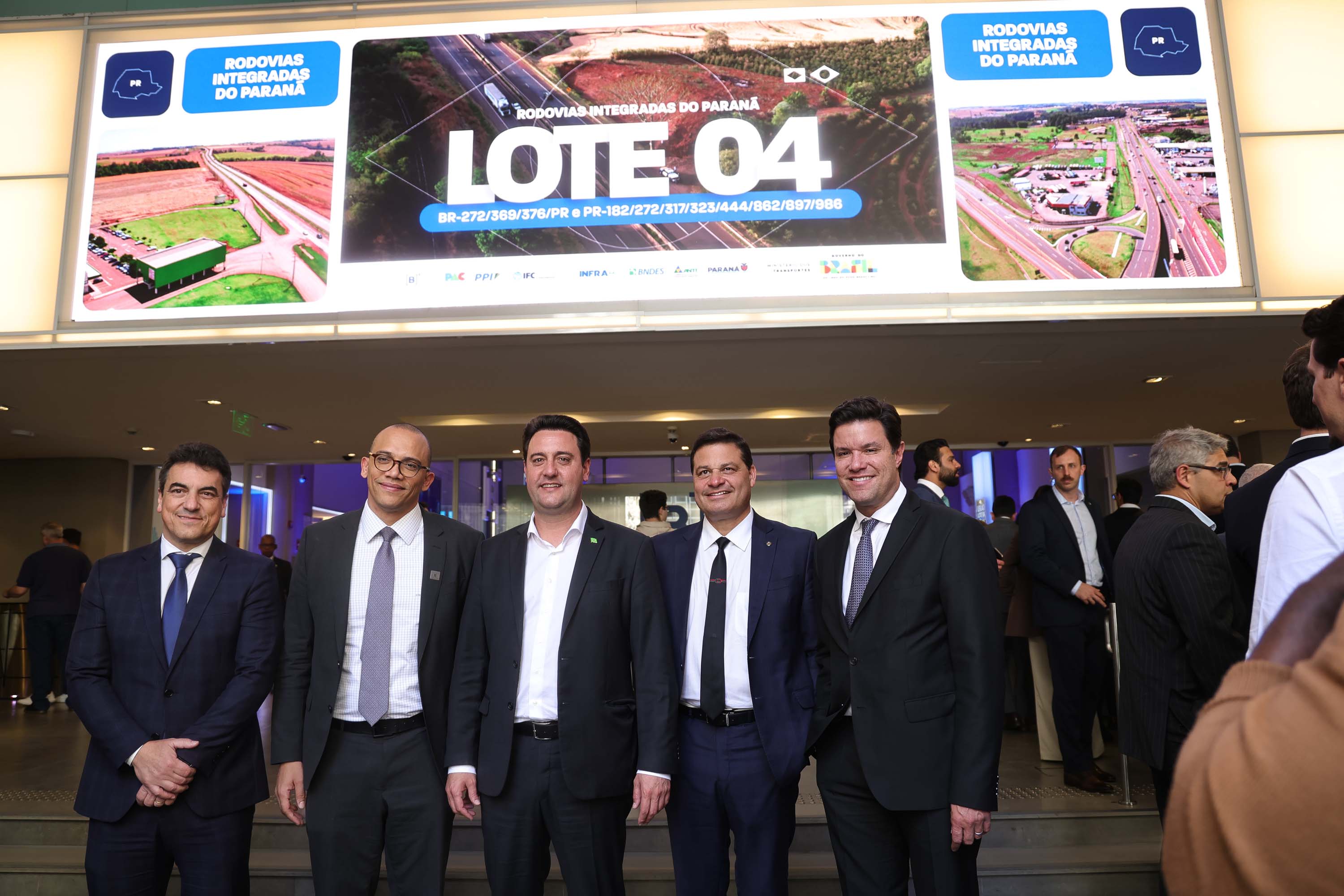 PESSOAS POSANDO PARA FOTO