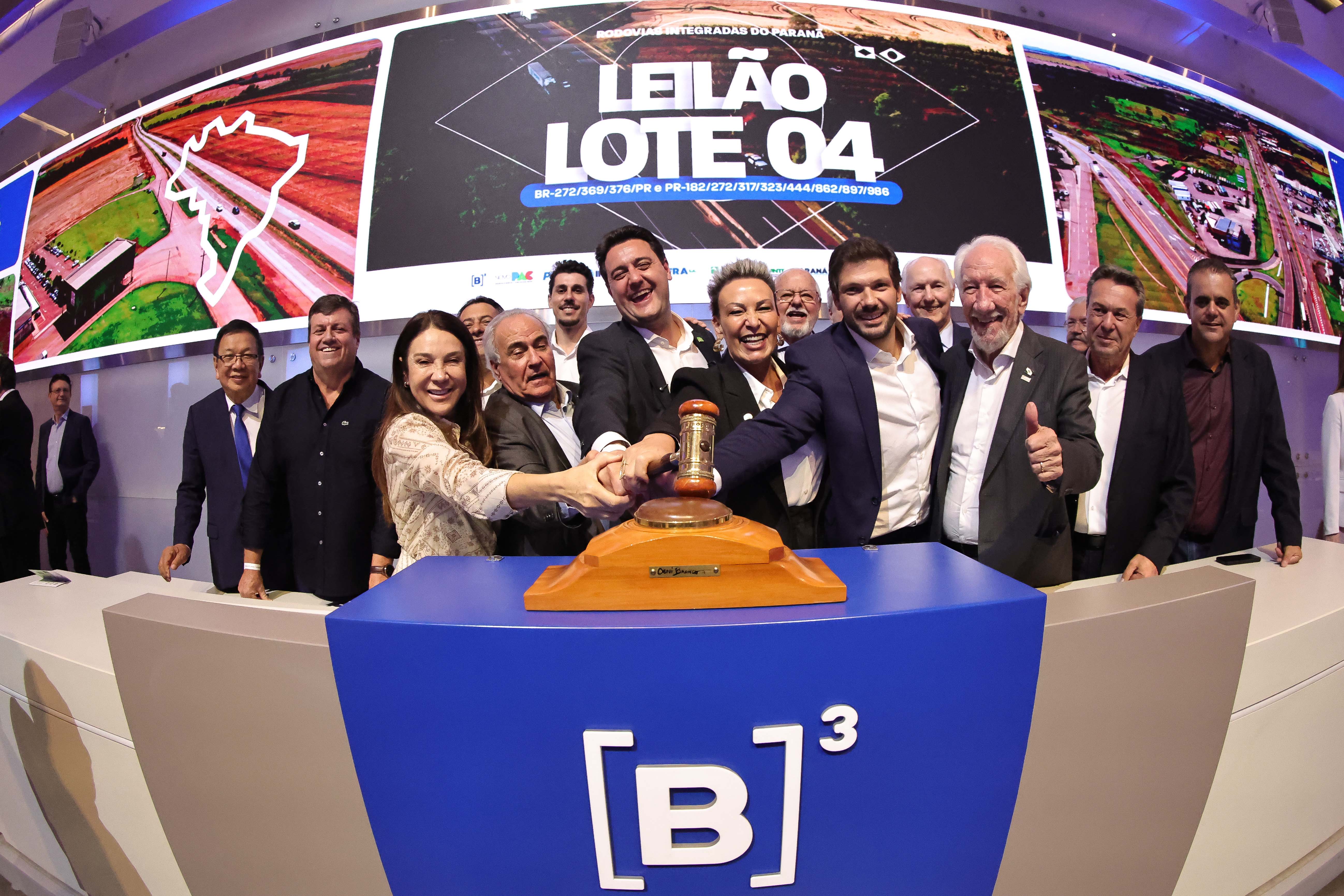 Pessoas comemorando o leilão do Lote 4 das concessões rodoviárias do Paraná