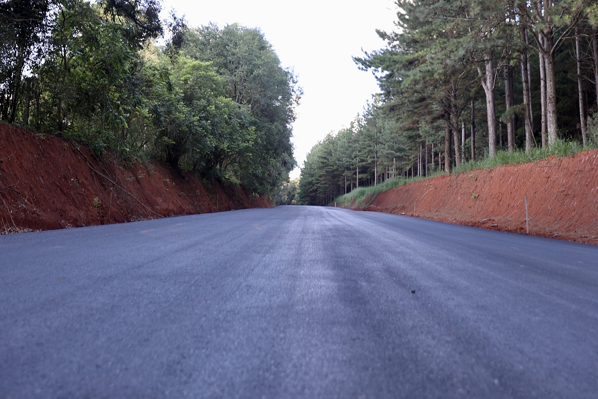 Com apoio do Estado, Teixeira Soares pavimenta centenária Estrada da Gruta