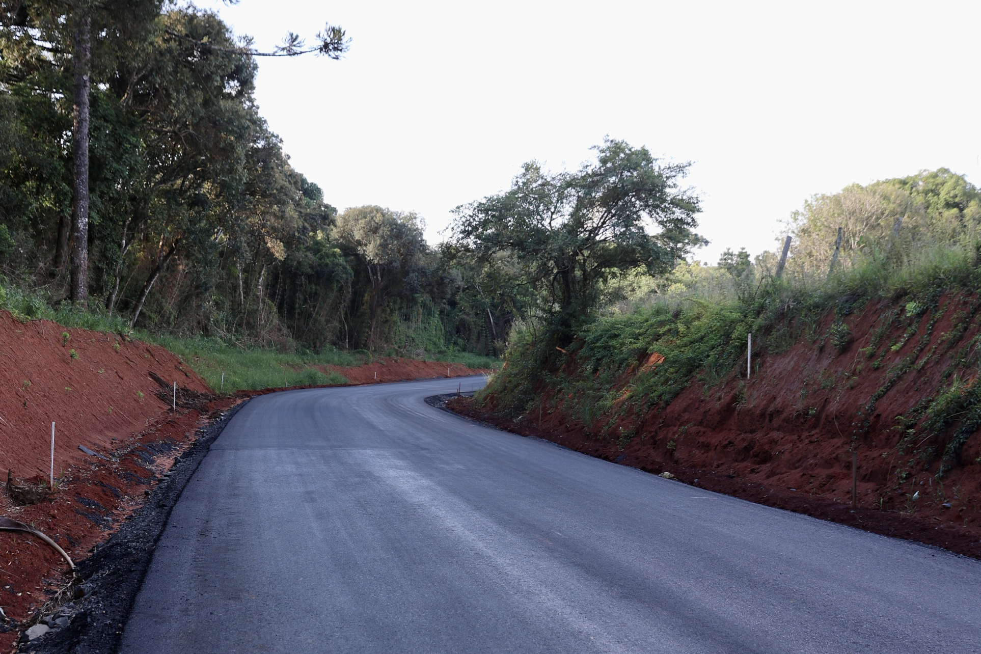 Com apoio do Estado, Teixeira Soares pavimenta centenária Estrada da Gruta