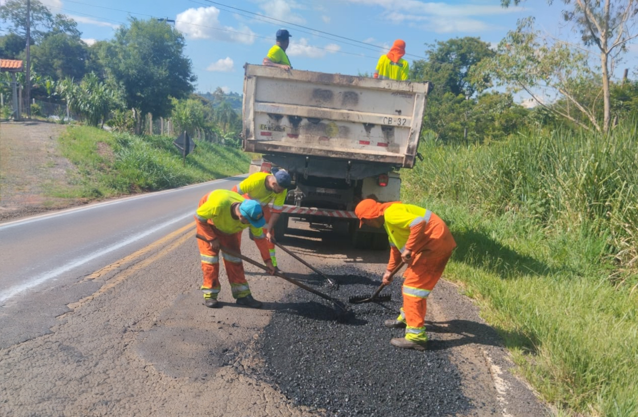 PR-424 entre Salto do Itararé e Siqueira Campos recebe serviços do DER/PR