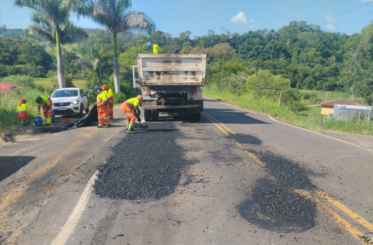 PR-424 entre Salto do Itararé e Siqueira Campos recebe serviços do DER/PR