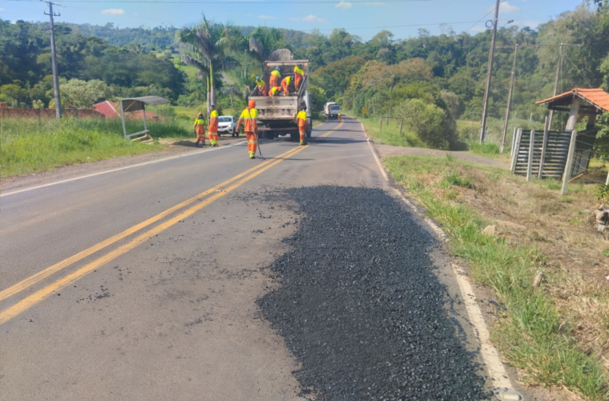 PR-424 entre Salto do Itararé e Siqueira Campos recebe serviços do DER/PR
