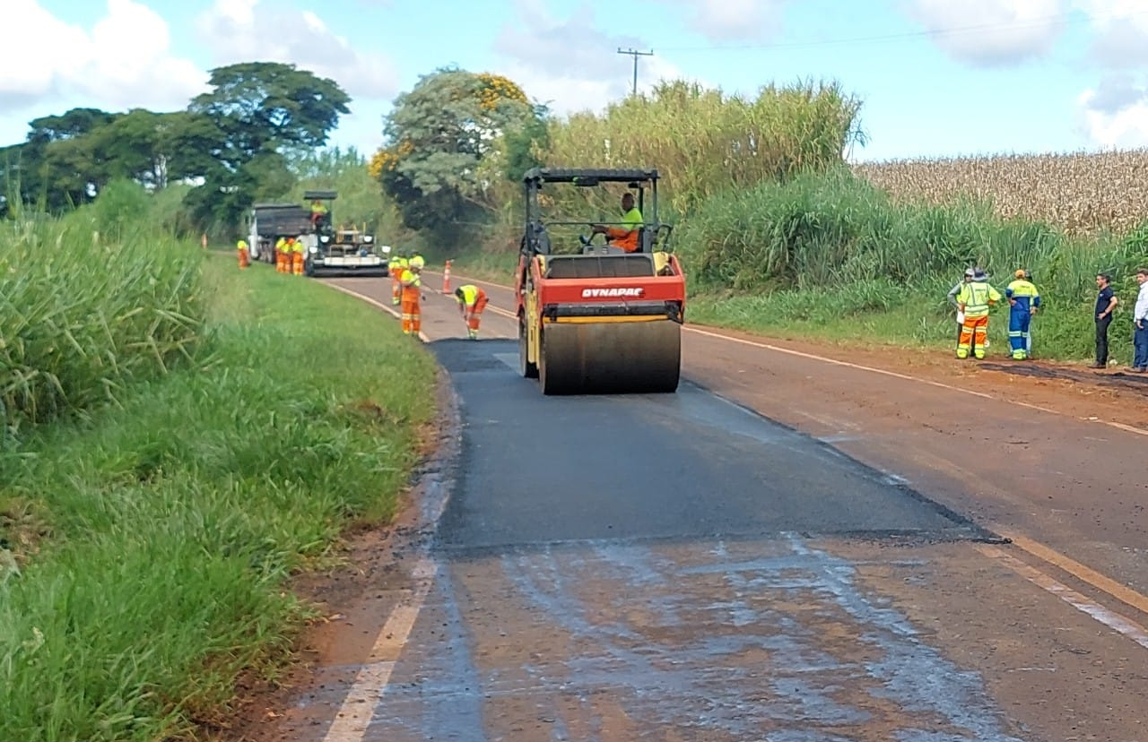 DER/PR recupera PR-439 entre Ribeirão do Pinhal e Santo Antônio da Platina