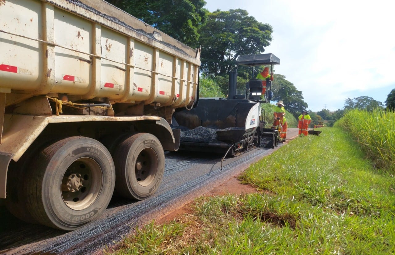 DER/PR recupera PR-439 entre Ribeirão do Pinhal e Santo Antônio da Platina
