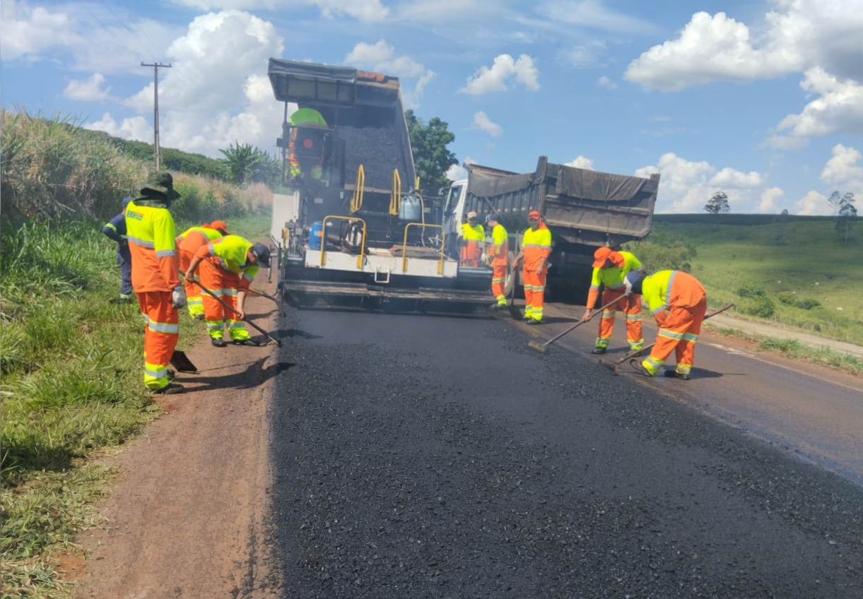 DER/PR recupera PR-439 entre Ribeirão do Pinhal e Santo Antônio da Platina