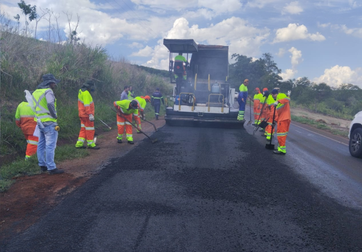 DER/PR recupera PR-439 entre Ribeirão do Pinhal e Santo Antônio da Platina