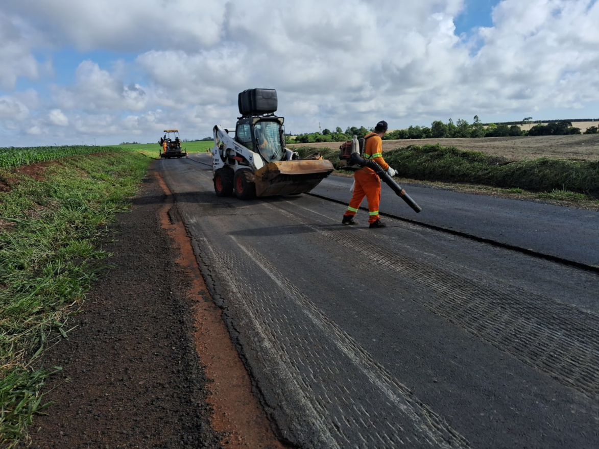 DER/PR recupera PR-218 entre Santo Antônio do Paraíso e São Sebastião da Amoreira