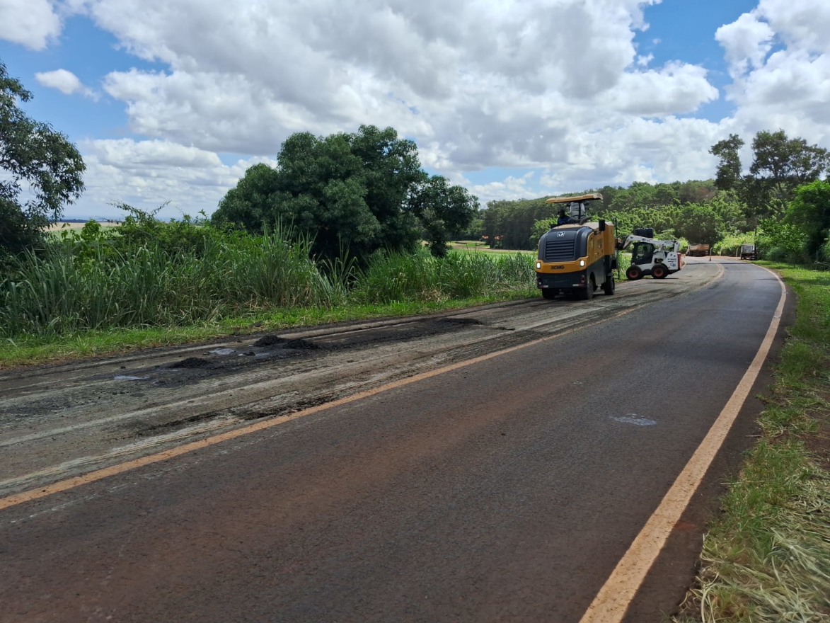 DER/PR recupera PR-218 entre Santo Antônio do Paraíso e São Sebastião da Amoreira