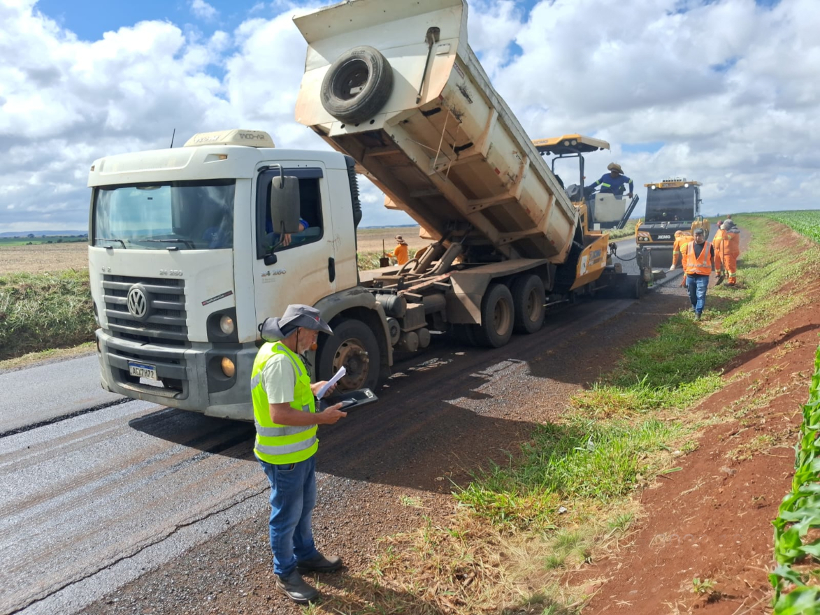 DER/PR recupera PR-218 entre Santo Antônio do Paraíso e São Sebastião da Amoreira