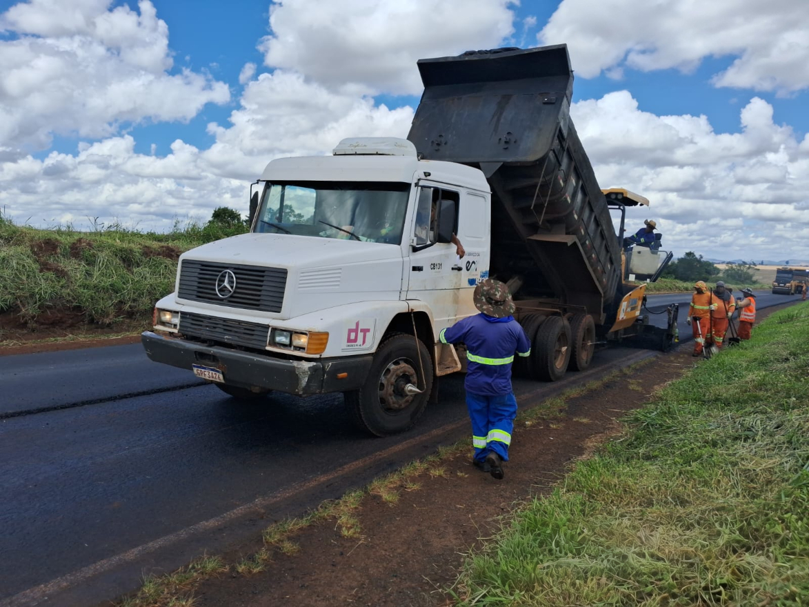 DER/PR recupera PR-218 entre Santo Antônio do Paraíso e São Sebastião da Amoreira