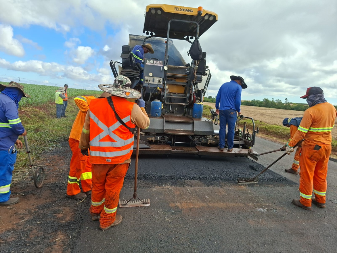 DER/PR recupera PR-218 entre Santo Antônio do Paraíso e São Sebastião da Amoreira