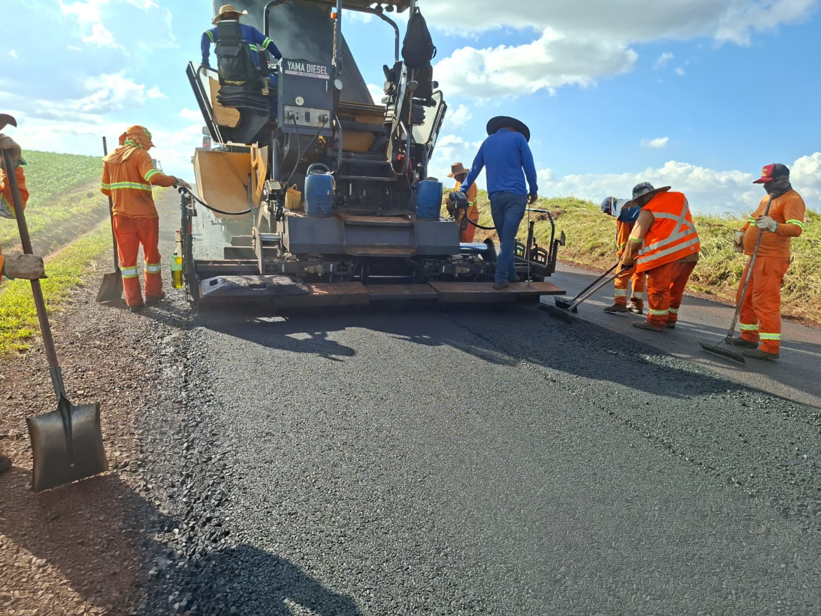 DER/PR recupera PR-218 entre Santo Antônio do Paraíso e São Sebastião da Amoreira