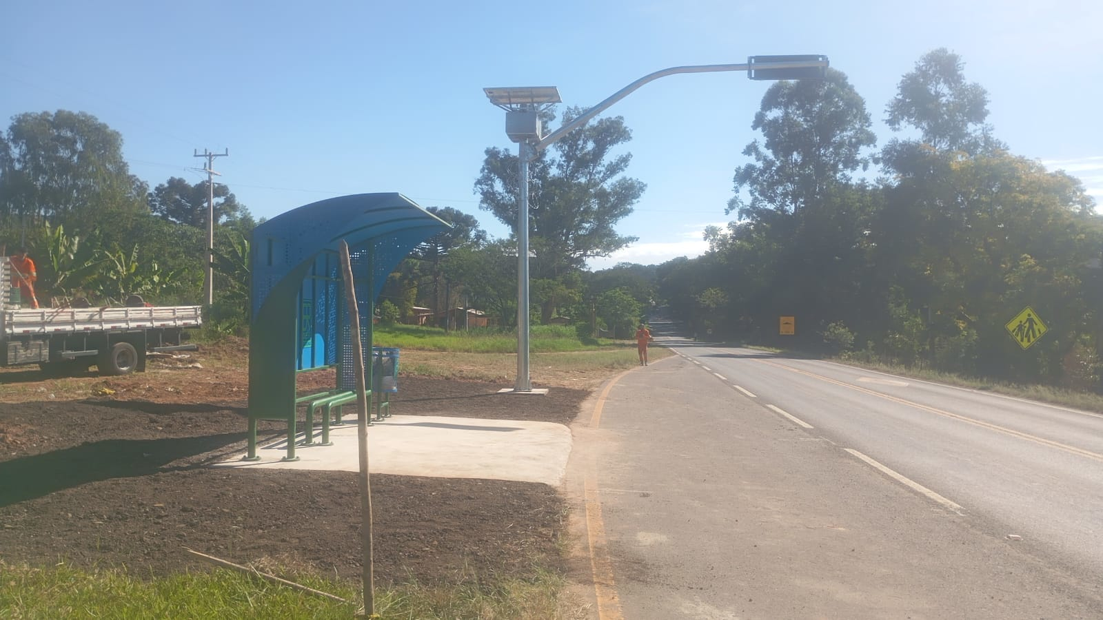 DER/PR testa abrigos de parada de ônibus que combinam tecnologia e acessibilidade