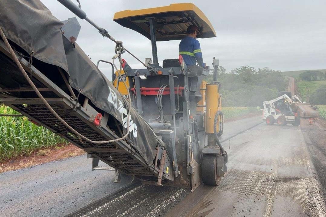 DER/PR realiza serviços de conservação em rodovia entre Sertanópolis e Primeiro de Maio