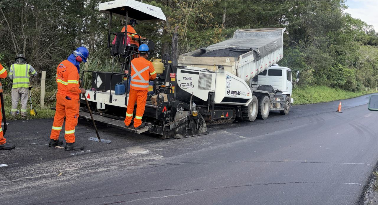Serviços de conservação na PR-092 entre Rio Branco do Sul e Cerro Azul