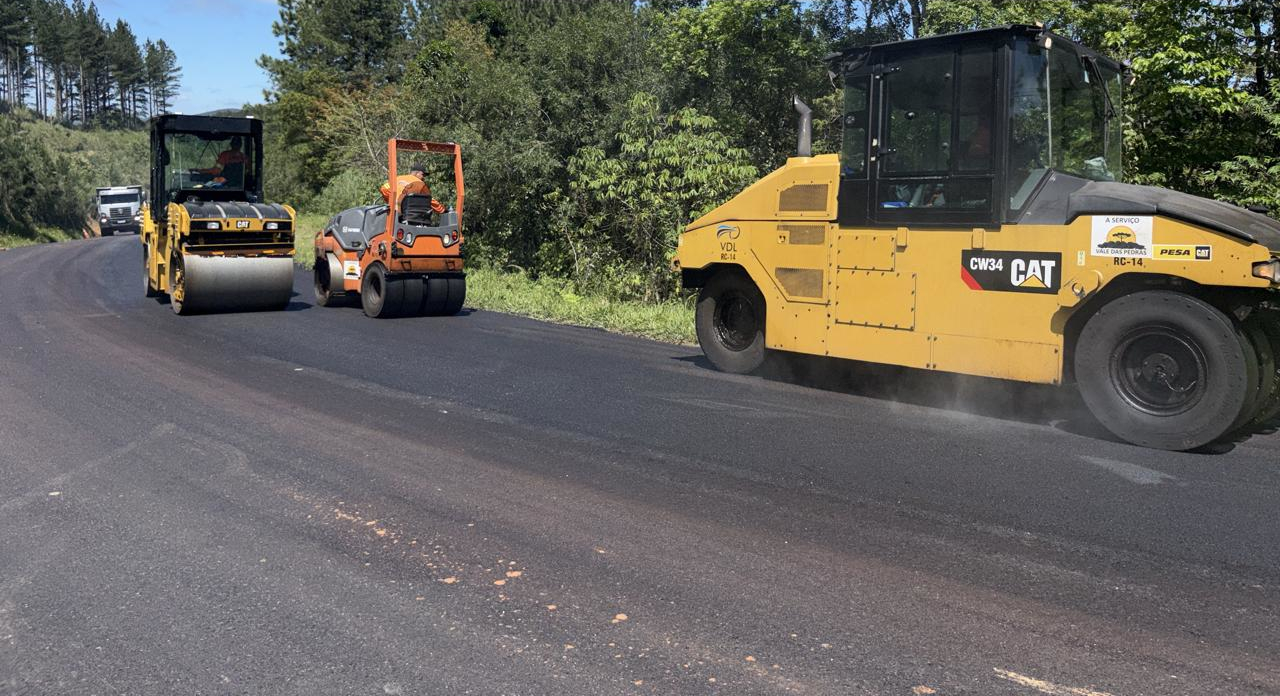 Serviços de conservação na PR-092 entre Rio Branco do Sul e Cerro Azul