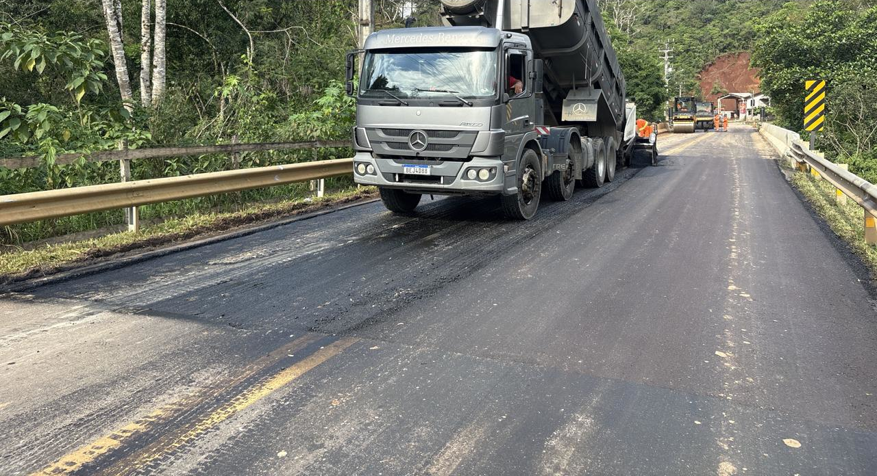 Serviços de conservação na PR-092 entre Rio Branco do Sul e Cerro Azul