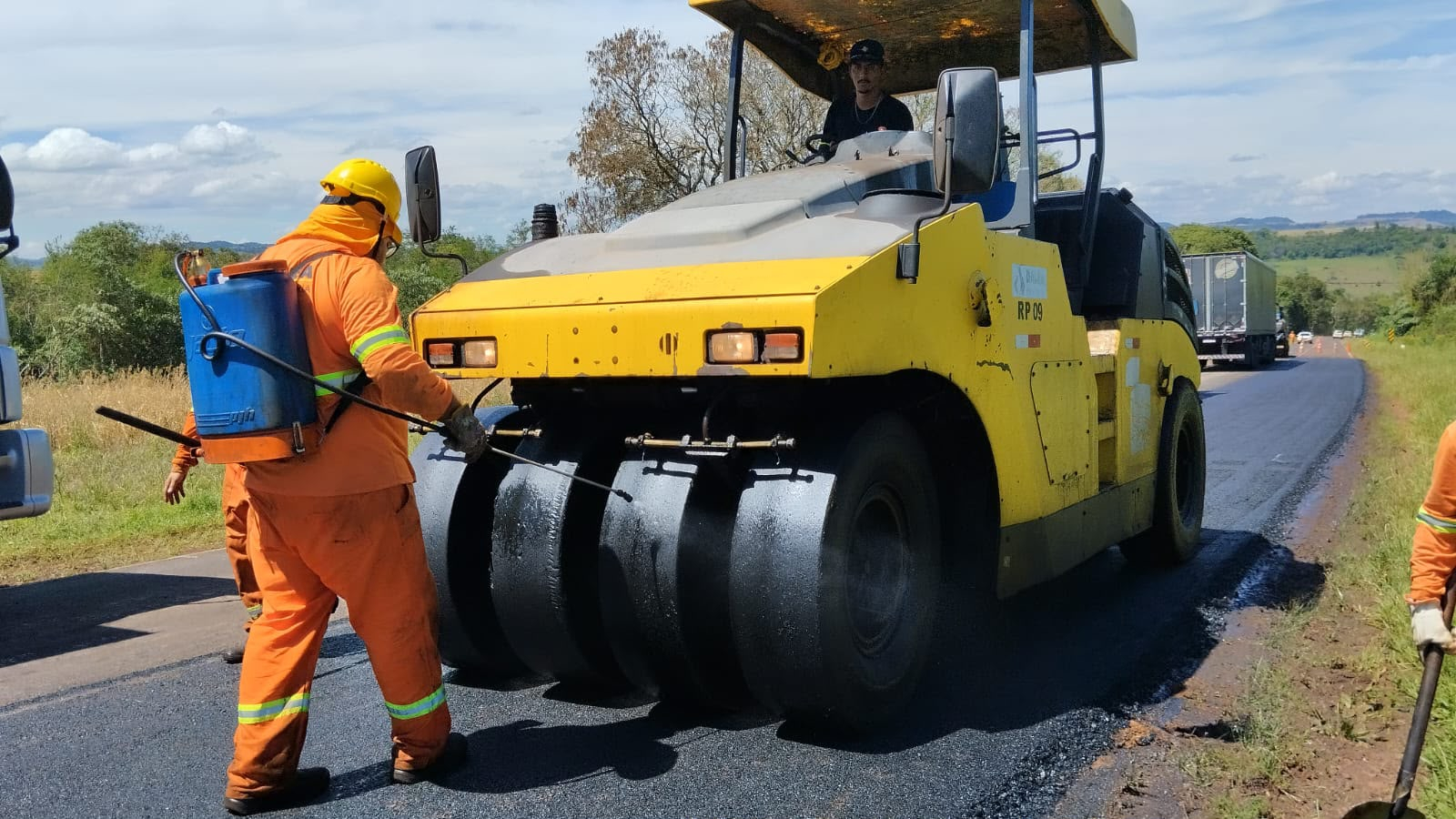 Serviços de conservação na PR-473 entre Nova Laranjeiras e Espigão Alto do Iguaçu