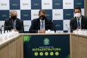 O governador Carlos Massa Ratinho Junior assinou nesta terça-feira (18), em Brasília (DF), ao lado do ministro da Infraestrutura, Tarcísio Gomes de Freitas, o contrato de concessão da área destinada à movimentação de veículos no Porto de Paranaguá