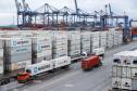 Representantes do Governo Federal visitaram nesta terça-feira (22) o Porto de Paranaguá para conhecer a estrutura de armazenagem e embarque. Os técnicos avaliam as melhores alternativas para o acesso à cidade a partir da construção da Nova Ferroeste. - Foto: Rodrigo Félix Leal/INFRA