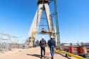 Foi realizado o tensionamento dos primeiros estais, que são compostos por um conjunto de cabos de aço que sustentarão o tabuleiro da ponte sobre o Rio Paraná. Foto:Rodrigo Félix Leal / InfraPR