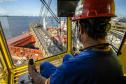 Os terminais que operam no Porto de Paranaguá esperam carregar 6.568.990 toneladas de granéis sólidos de exportação no segundo trimestre (abril a junho) deste ano. Em média, por mês, a previsão é embarcar 2.189.663 toneladas de soja, farelos, açúcar e milho.  Os volumes de milho e açúcar aguardados para os próximos três meses animam o segmento. Enquanto de abril a junho, no ano passado, não houve milho exportado pelo porto paranaense, neste ano os operadores devem embarcar 980 mil toneladas do produto. “A e