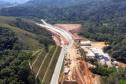 A obra de duplicação da Rodovia dos Minérios - PR 092, contempla a construção de novas pistas em pavimento de concreto, vias marginais, pontes, viadutos, passarela, calçadas e ciclovias no trecho entre Curitiba e Almirante Tamandaré, em uma extensão de 4,74 quilômetros. Foto: DER/PARANÁ