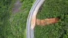 Novas quedas de barreira na BR-277, principal via de acesso aos portos de Paranaguá e Antonina, provocaram a interdição total da pista no sentido Litoral do Estado: Foto: Rodrigo Félix Leal / Seil