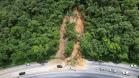 Novas quedas de barreira na BR-277, principal via de acesso aos portos de Paranaguá e Antonina, provocaram a interdição total da pista no sentido Litoral do Estado: Foto: Rodrigo Félix Leal / Seil